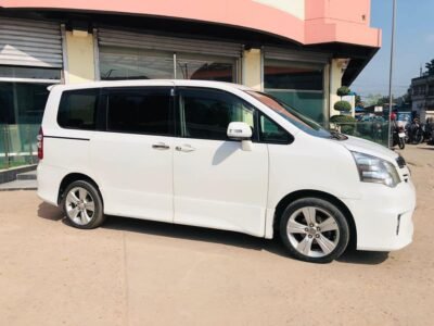 Toyota NOAH SI